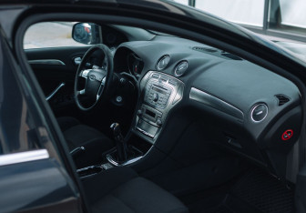 Подержанный автомобиль Ford Mondeo Liftback 2010 года (9 фото)