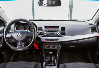 Подержанный автомобиль Mitsubishi Lancer Sedan 2010 года (12 фото)