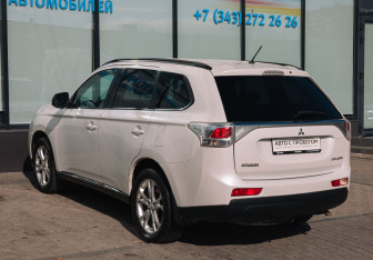 Подержанный автомобиль Mitsubishi Outlander 2012 года (3 фото)