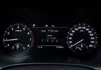 Подержанный автомобиль Genesis G80 2017 года (17 фото)