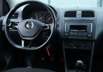 Подержанный автомобиль Volkswagen Polo Sedan 2016 года (10 фото)