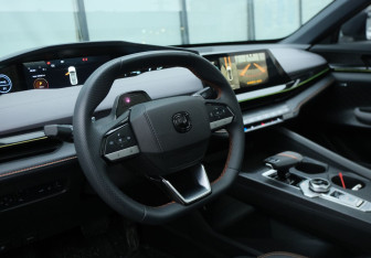 Подержанный автомобиль Changan UNI-V 2023 года (9 фото)