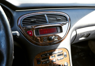 Подержанный автомобиль Peugeot 607 2000 года (11 фото)