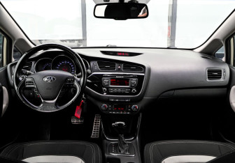 Подержанный автомобиль Kia Ceed Hatchback 2012 года (19 фото)