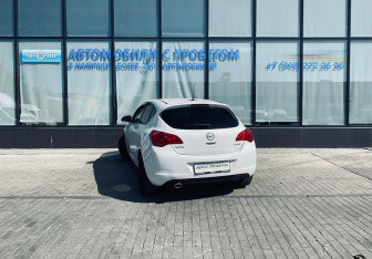 Подержанный автомобиль Opel Astra Hatchback 2011 года (3 фото)