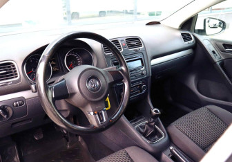 Подержанный автомобиль Volkswagen Golf Hatchback 2012 года (14 фото)