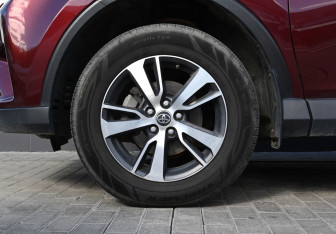 Подержанный автомобиль Toyota RAV4 2015 года (21 фото)