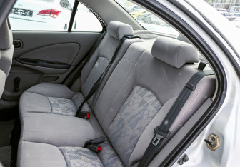 Подержанный автомобиль Nissan Almera Sedan 2001 года (15 фото)