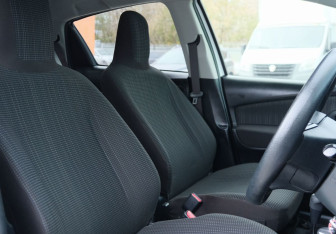 Подержанный автомобиль Toyota Vitz 2018 года (16 фото)