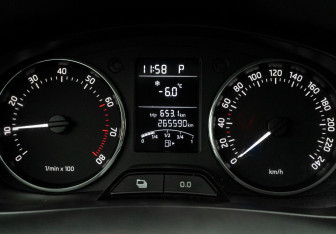 Подержанный автомобиль Skoda Rapid Liftback 2015 года (17 фото)