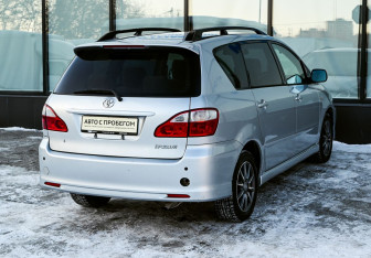 Подержанный автомобиль Toyota Ipsum 2004 года (5 фото)