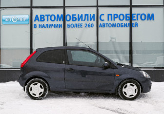 Подержанный автомобиль Ford Fiesta Hatchback 2007 года (6 фото)