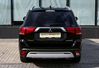Подержанный автомобиль Mitsubishi Outlander 2019 года (4 фото)