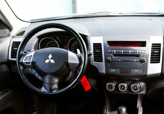 Подержанный автомобиль Mitsubishi Outlander 2012 года (18 фото)
