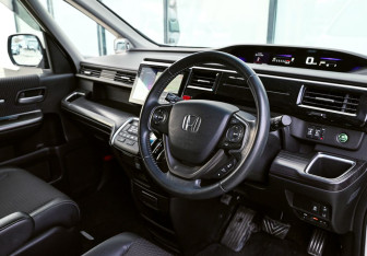 Подержанный автомобиль Honda Stepwgn 2016 года (16 фото)