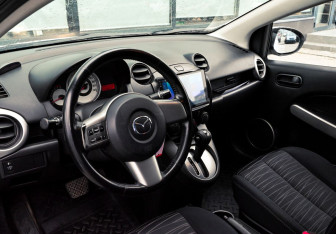 Подержанный автомобиль Mazda 2 Hatchback 2008 года (13 фото)