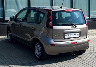 Подержанный автомобиль Nissan Note 2012 года (3 фото)