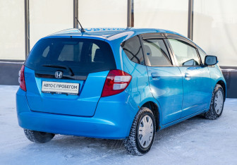 Подержанный автомобиль Honda Fit 2008 года (5 фото)