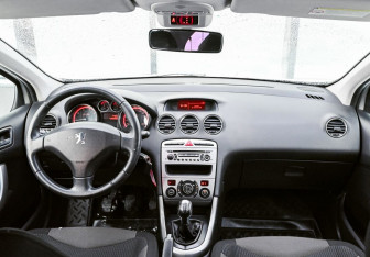 Подержанный автомобиль Peugeot 308 Hatchback 2009 года (12 фото)