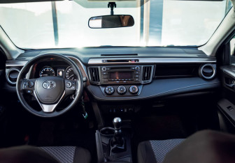Подержанный автомобиль Toyota RAV4 2018 года (18 фото)