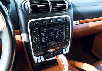 Подержанный автомобиль Porsche Cayenne 2007 года (11 фото)