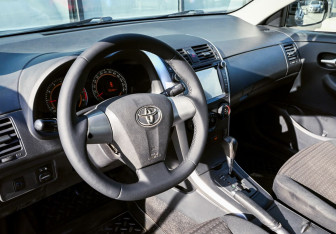 Подержанный автомобиль Toyota Corolla Sedan 2012 года (13 фото)
