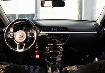 Подержанный автомобиль Kia Rio Sedan 2019 года (18 фото)