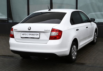 Подержанный автомобиль Skoda Rapid Liftback 2017 года (5 фото)