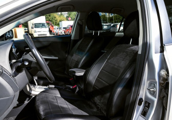 Подержанный автомобиль Toyota Corolla Sedan 2007 года (15 фото)