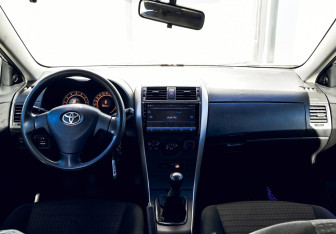 Подержанный автомобиль Toyota Corolla Sedan 2007 года (16 фото)