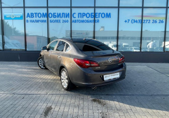 Подержанный автомобиль Opel Astra Hatchback 2013 года (3 фото)