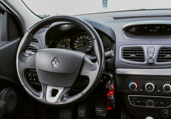 Подержанный автомобиль Renault Fluence 2013 года (17 фото)