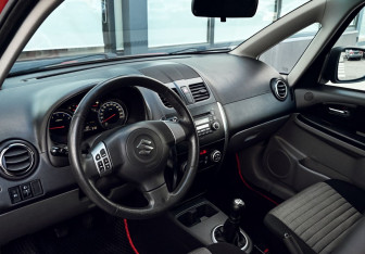 Подержанный автомобиль Suzuki SX4 Hatchback 2011 года (14 фото)