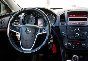 Подержанный автомобиль Opel Insignia Sedan 2011 года (11 фото)