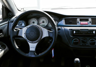 Подержанный автомобиль Mitsubishi Lancer Sedan 2005 года (17 фото)