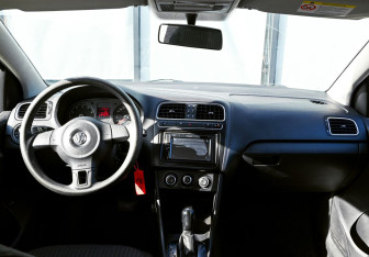 Подержанный автомобиль Volkswagen Polo Sedan 2011 года (17 фото)