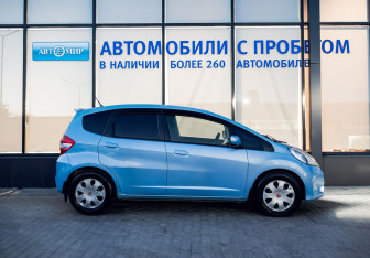 Подержанный автомобиль Honda Fit 2013 года (6 фото)