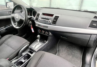 Подержанный автомобиль Mitsubishi Lancer Sedan 2010 года (11 фото)