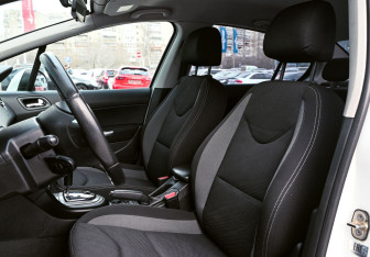 Подержанный автомобиль Peugeot 408 2016 года (14 фото)