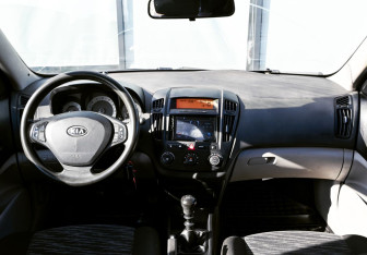 Подержанный автомобиль Kia Ceed Hatchback 2007 года (17 фото)