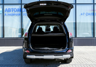 Подержанный автомобиль Toyota RAV4 2017 года (20 фото)