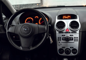 Подержанный автомобиль Opel Corsa 2012 года (17 фото)