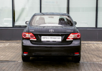 Подержанный автомобиль Toyota Corolla Sedan 2010 года (4 фото)