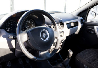 Подержанный автомобиль Renault Logan Sedan 2011 года (10 фото)