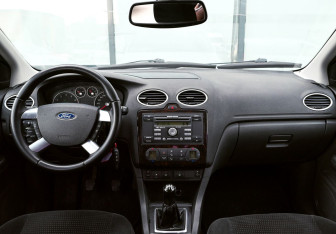 Подержанный автомобиль Ford Focus Hatchback 2006 года (12 фото)