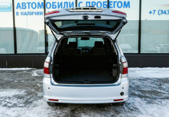 Подержанный автомобиль Toyota Ipsum 2004 года (19 фото)