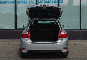 Подержанный автомобиль Toyota Auris Hatchback 2012 года (18 фото)