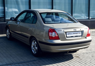 Подержанный автомобиль Hyundai Elantra Sedan 2005 года (3 фото)