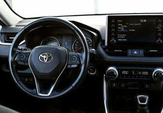 Подержанный автомобиль Toyota RAV4 2020 года (11 фото)