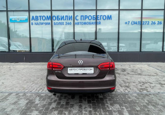 Подержанный автомобиль Volkswagen Jetta Sedan 2014 года (4 фото)